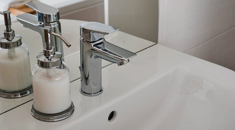 Rubinetto del lavandino nel bagno