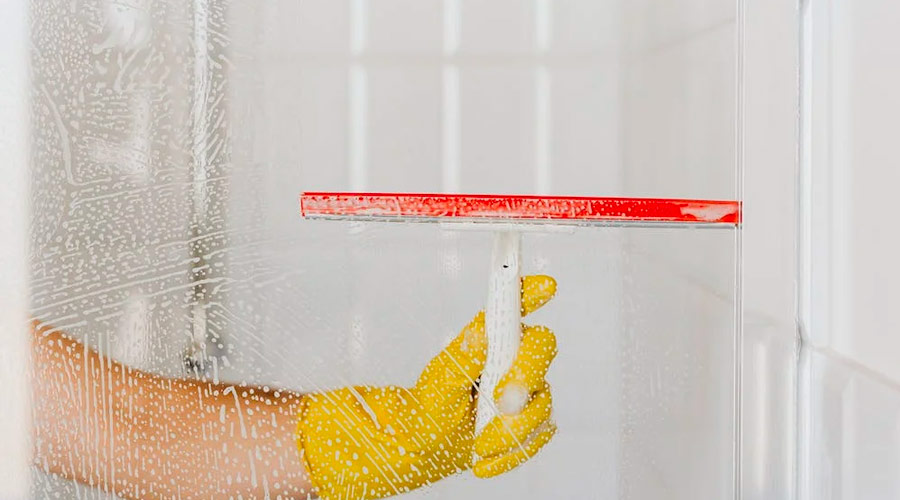 Pulire la doccia del bagno dal calcare